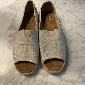 Tom's Oatmeal peep -toe espadrilles ! EUC. Worn a few times, too tight for me:(